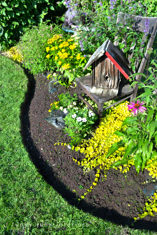 Learn How To Edge Flowerbeds Like A Pro! All you need are a few simple garden tools. This method is easy and the results stunning! No more broken plastic edging! Click to learn how, with a video! #gardening #flowerbeds #flowerbededges