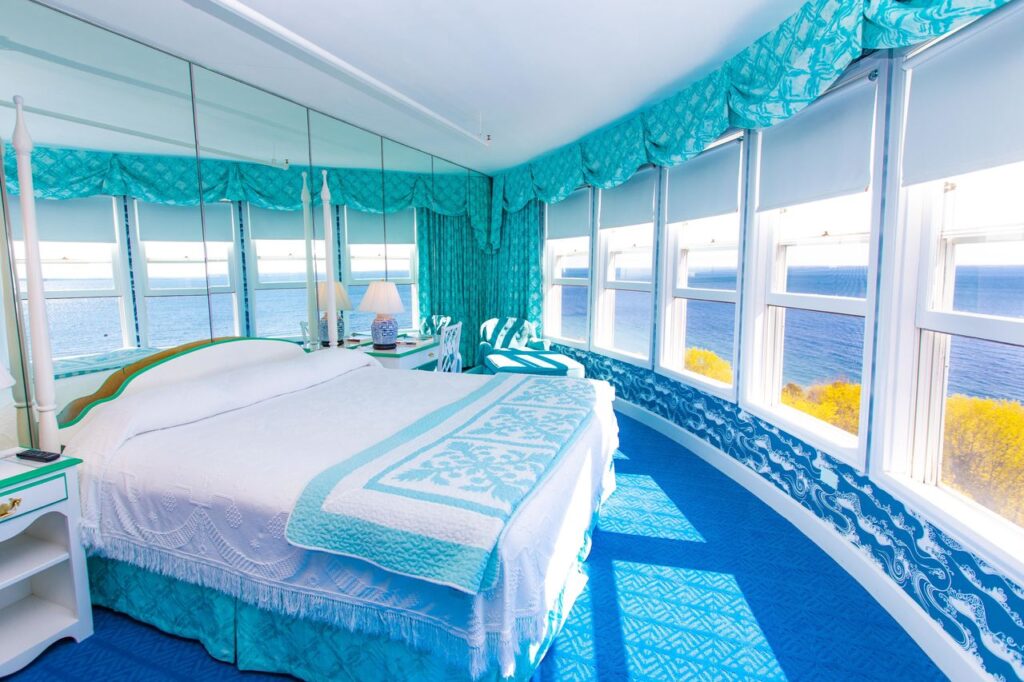 Круглая комната с видом на море