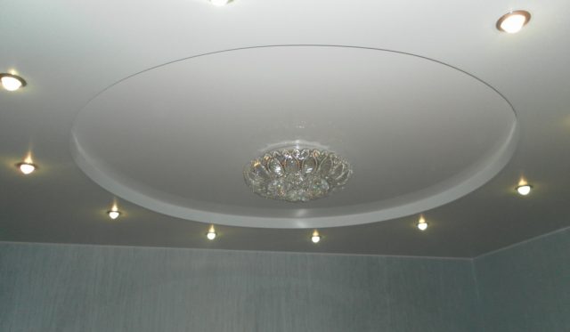 Белый матовый натяжной потолок: со светильниками, многоуровневые, фото