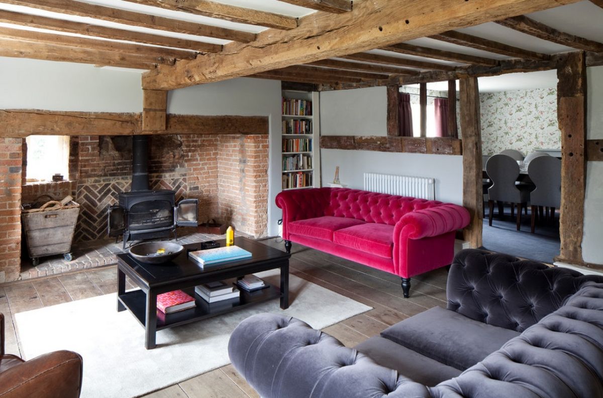 pink-velvet-sofa-and-wooden-beams