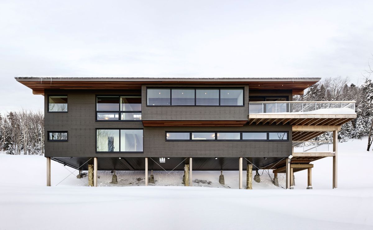 Laurentian ski chalet built on pillars