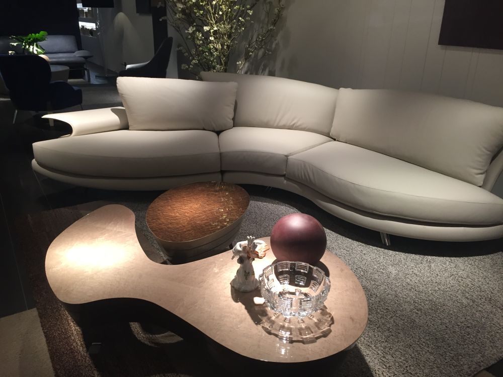 The sinuous lines of the sofa are accentuated by the organic shape of the coffee table