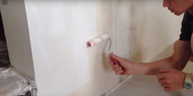 Нанесите кистью или валиком слой грунтовки