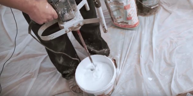 Всыпьте нужное количество сухой шпаклёвки в воду и размешайте миксером