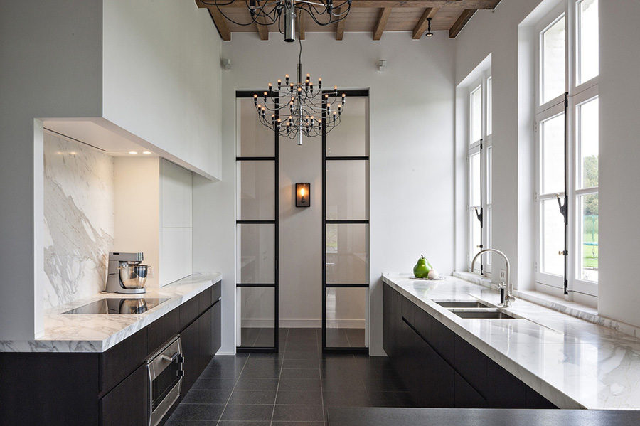 Metal-framed doors in a kitchen by Obumex