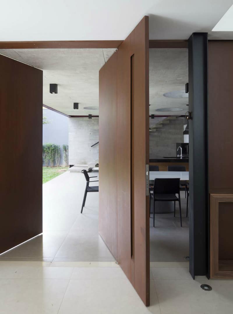 Pivoting door by FC Studio