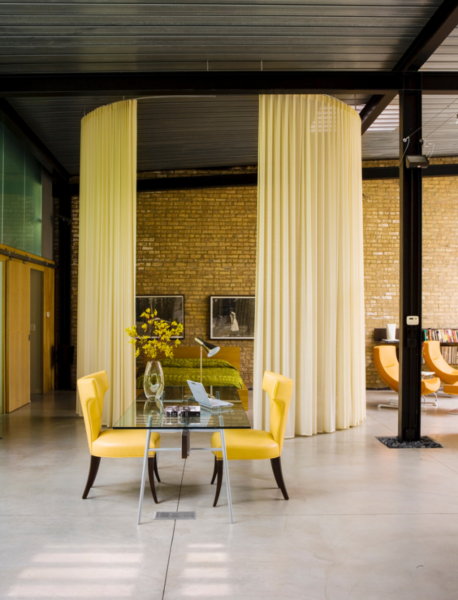 перегородка из шторы в спальне-гостиной