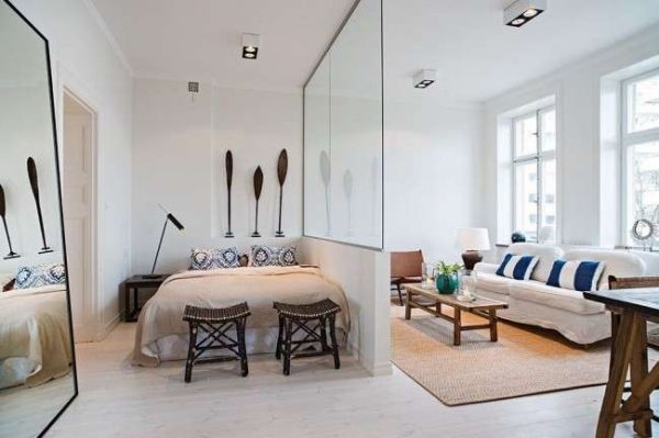 стеклянная перегородка в спальне-гостиной