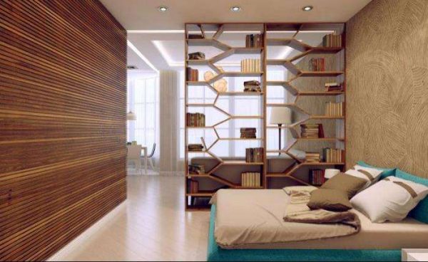 сквозной стеллаж в спальне-гостиной