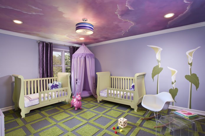 фиолетовый натяжной потолок в интерьере детской комнаты
