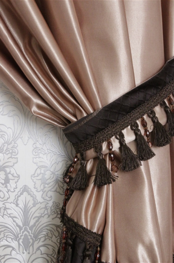 шторы украшенные подхватами с кистями шторы украшенные подхватами с кистями