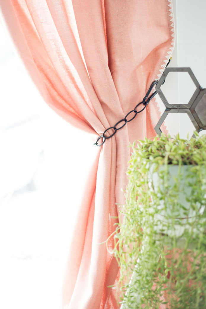 штора украшенная черным подхватом штора украшенная черным подхватом