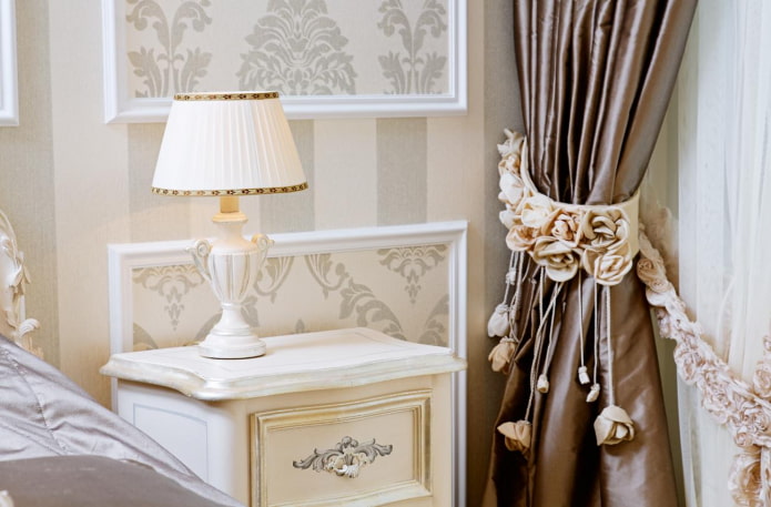 штора украшенная подхватом с цветами штора украшенная подхватом с цветами