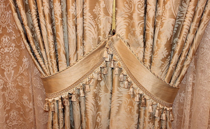 шторы украшенные подхватами с кистями шторы украшенные подхватами с кистями