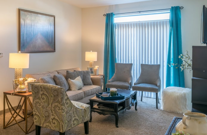 сочетание вертикальных ламелей с портьерами сочетание вертикальных ламелей с портьерами