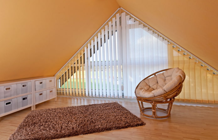 вертикальные ламели на треугольном окне вертикальные ламели на треугольном окне