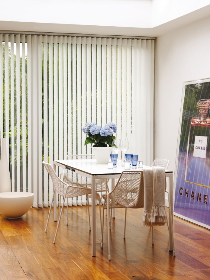 белые вертикальные ламели в интерьере белые вертикальные ламели в интерьере