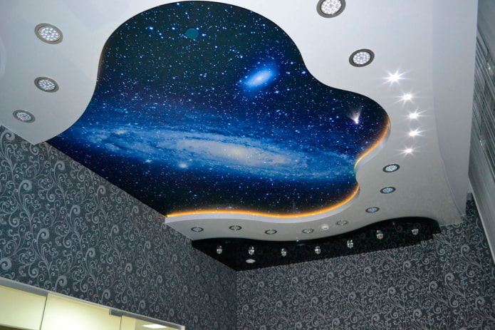 потолочная конструкция с изображением галактики