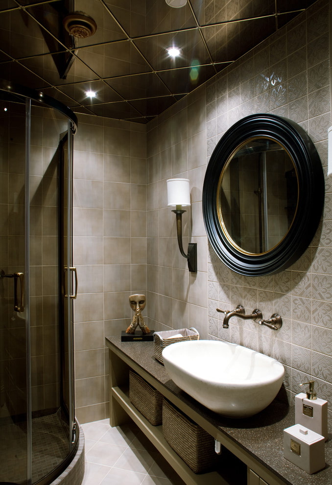 зеркальная потолочная конструкция в ванной