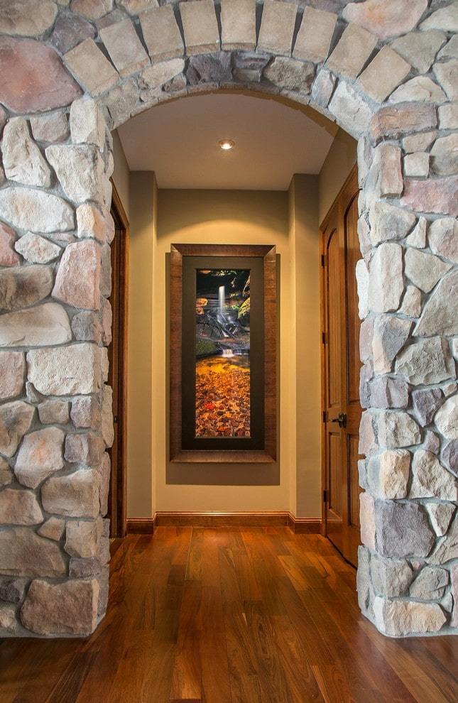 арка с декоративным камнем в интерьере коридора