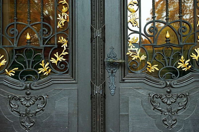 фрагмент декора входной двери