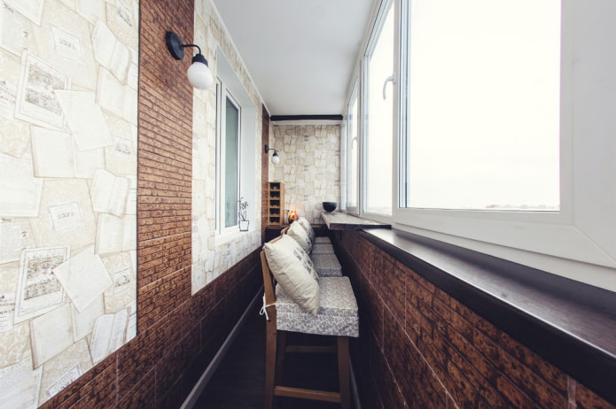 коричневая плитка на стенах в интерьере балкона