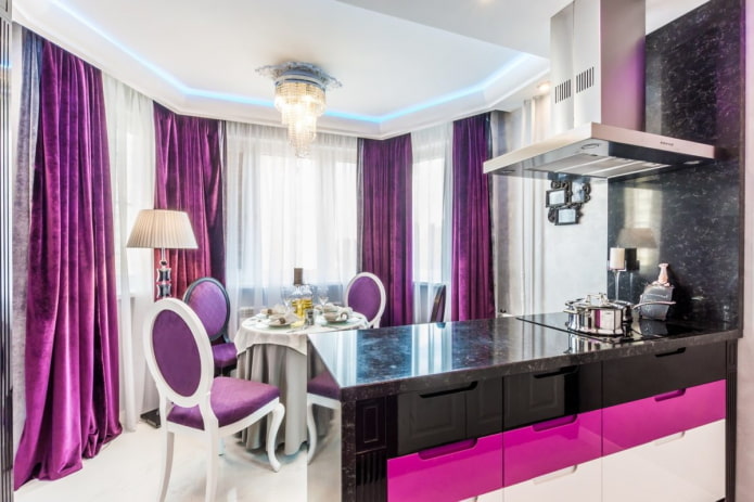шторы в интерьере кухни в фиолетовых тонах