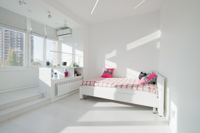 белая спальня, совмещенная с балконом