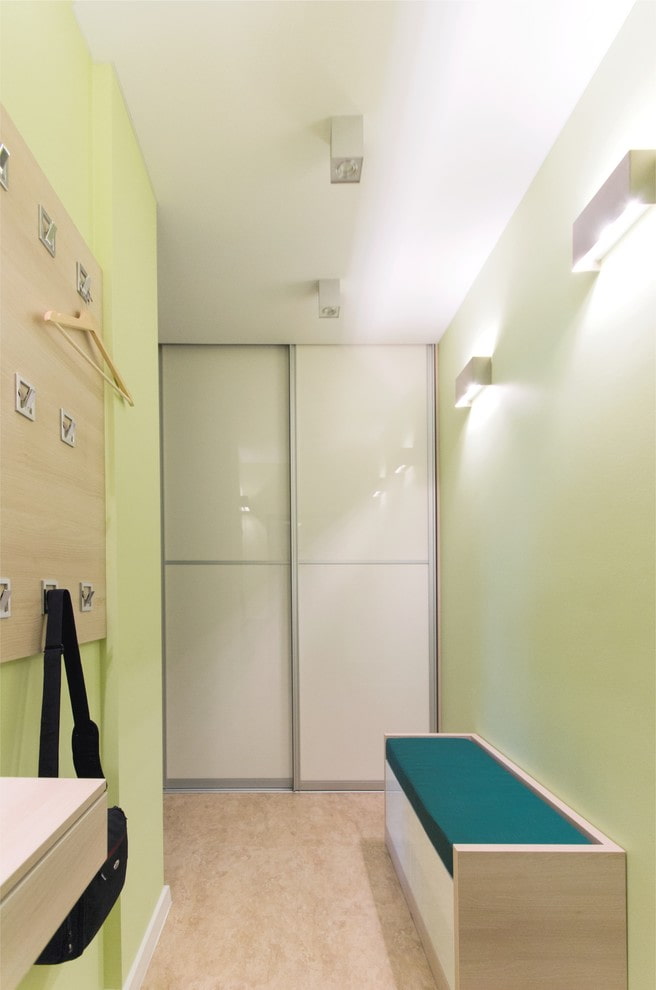 закрытая гардеробная в интерьере коридора закрытая гардеробная в интерьере коридора