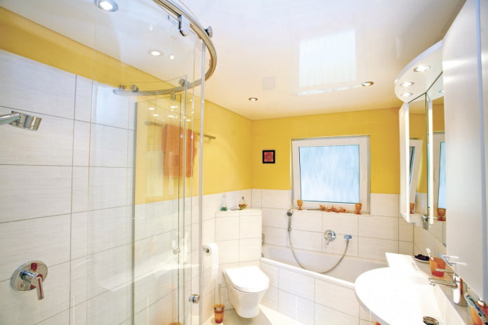 бело-желтая ванная комната
