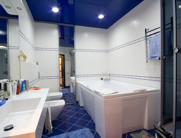 синий натяжной потолок в ванной