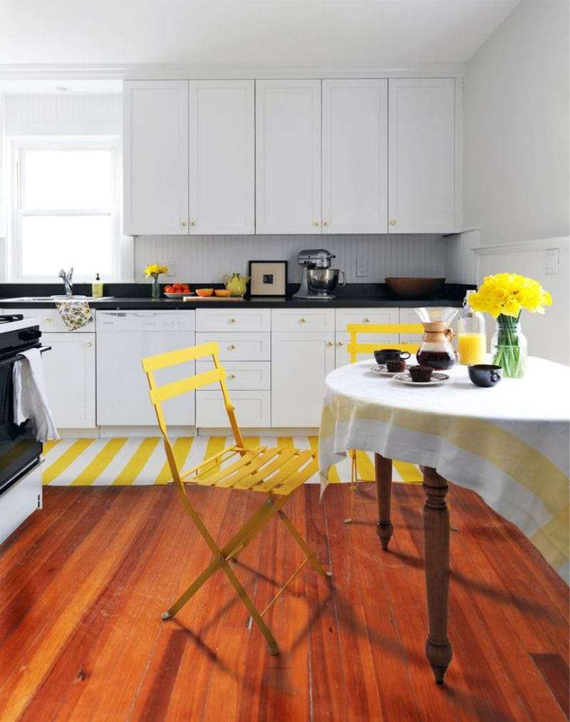 Акценты желтого цвета в белой кухне