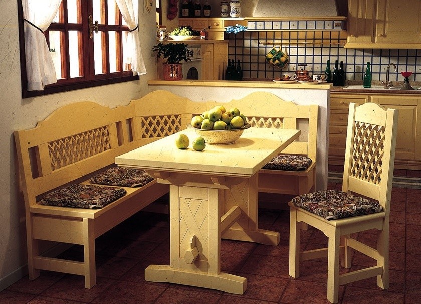 Деревянная мебель на кухне в стиле кантри