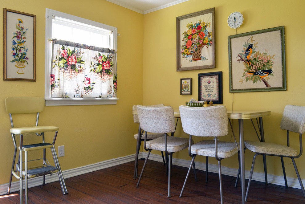Картины на желтых стенах кухни в сельском доме