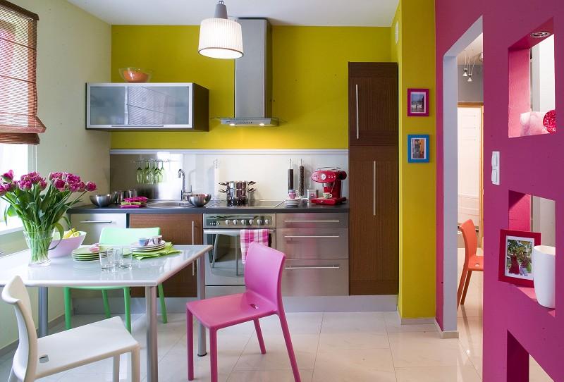 Розово-желтая кухня в современном доме