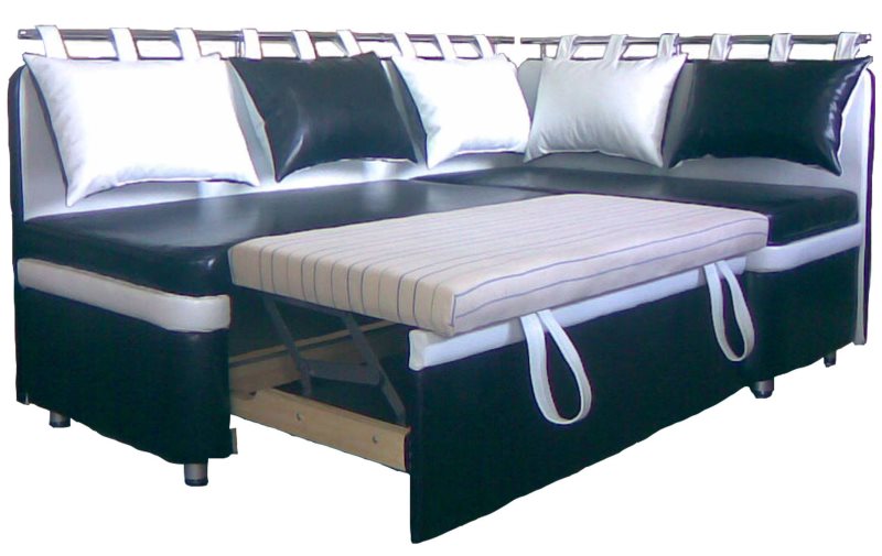 Черные и белые подушки на спинке кухонного дивана