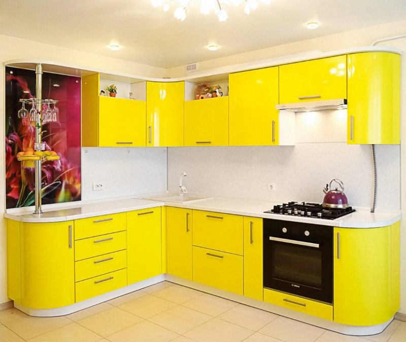 Угловая кухня с желтыми фасадами из акрила