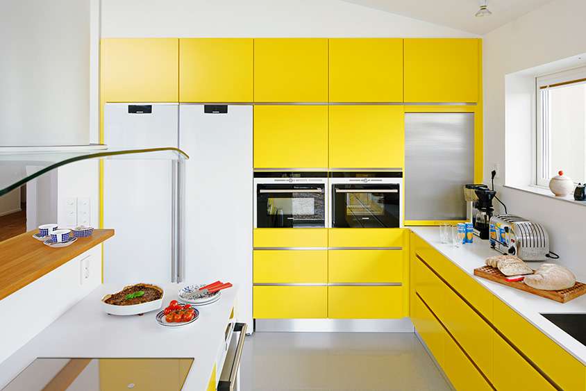 Дизайн современной кухни с желтым гарнитуром