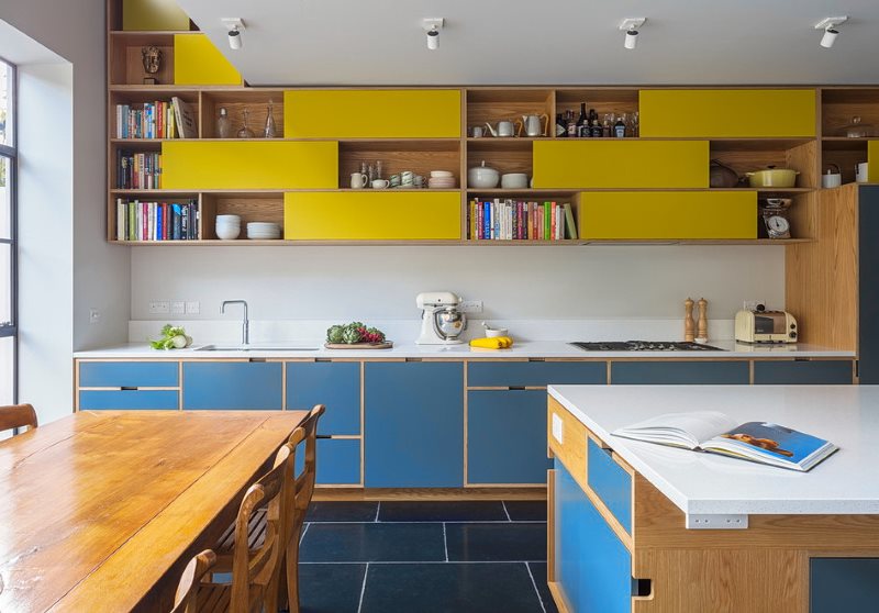 Темно-синий пол в кухне с желтыми шкафами