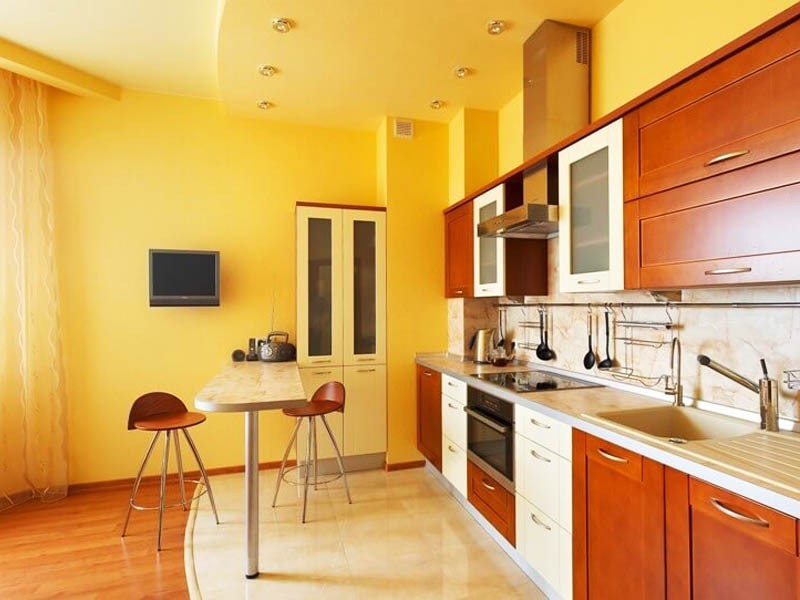 Линейная кухня с двухуровневым потолком желтого тона