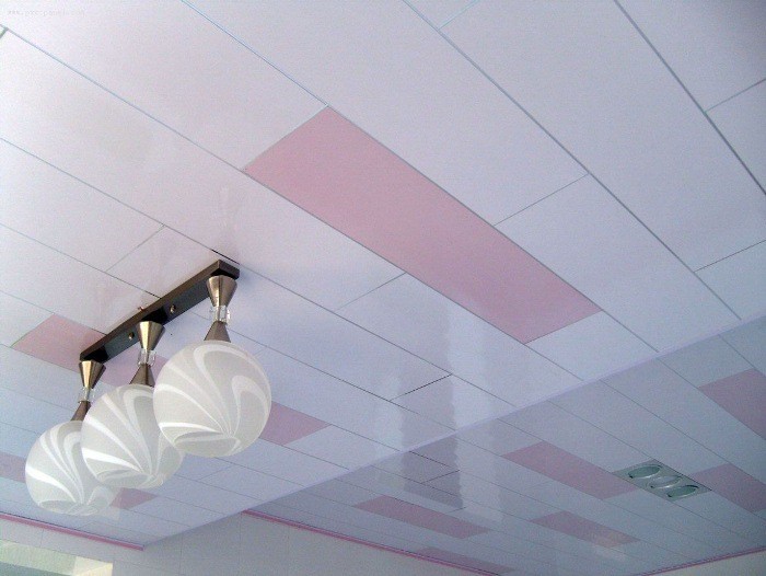Бело-розовый потолок.
