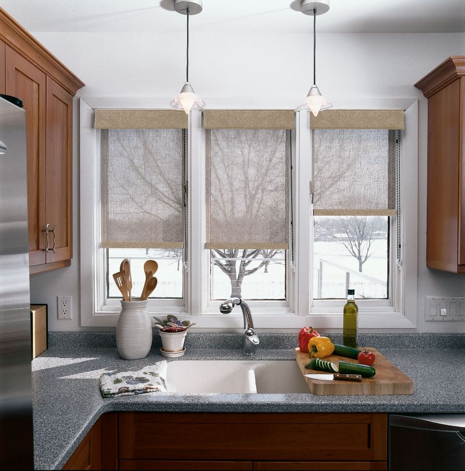 Рулонные шторы на окне кухни с мойкой вместо подоконника
