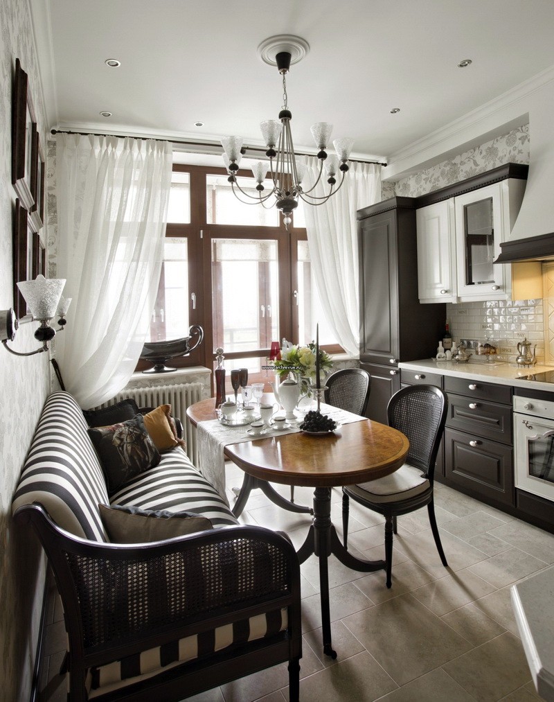 Полосатый диван в кухне-гостиной классического стиля