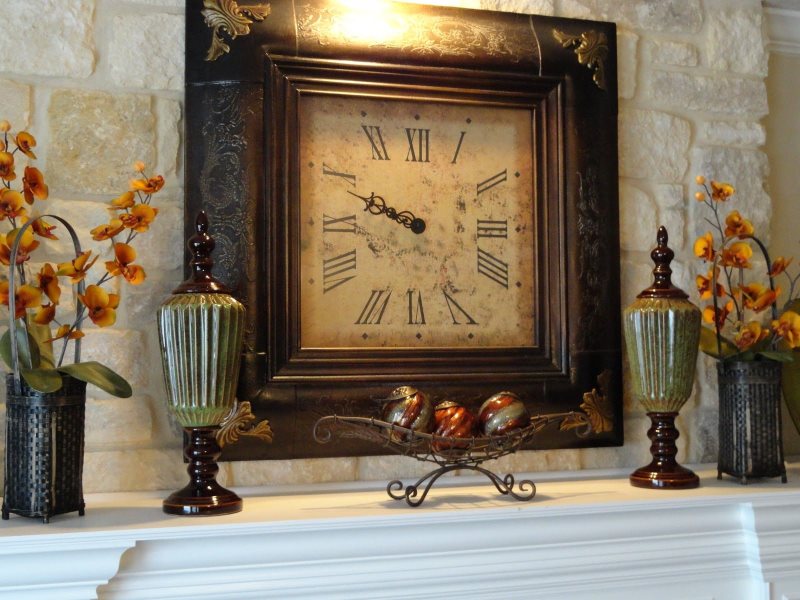 Декор портала над камином настенными часами