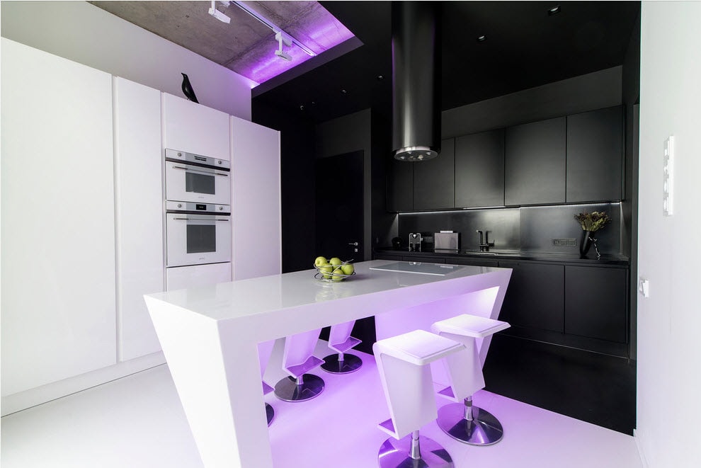 Черно-белая мебель в кухне стиля хай-тек
