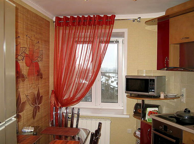 Полупрозрачная штора из красной ткани
