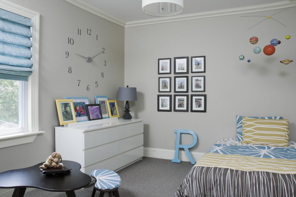 Детская комната среднего размера с серыми крашенными стенами