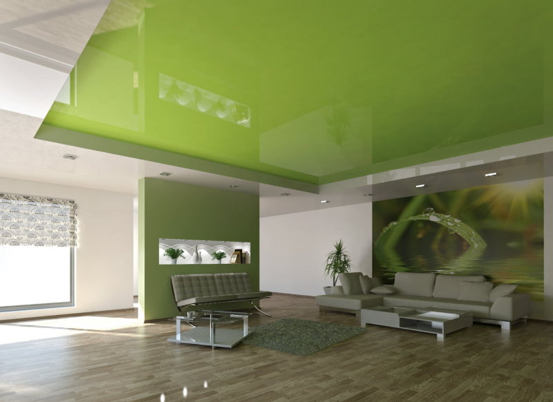Зеленое натяжное полотно в просторной гостиной