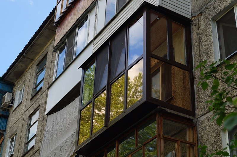 Тонированные стекла на балконе с выносом
