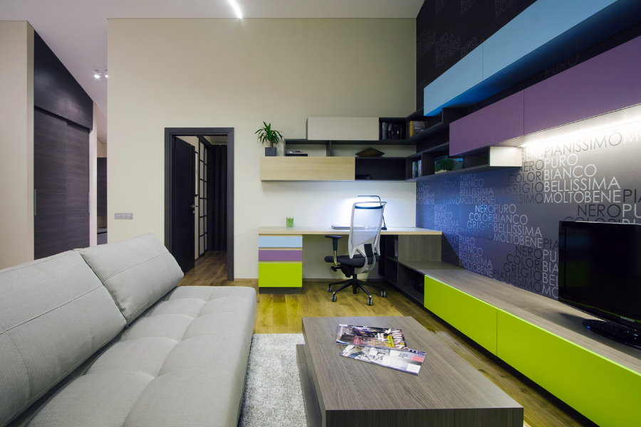Декорирование гостиной комнаты в контрастных цветах